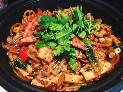 一道麻辣香鍋，滿足你的口腹之欲